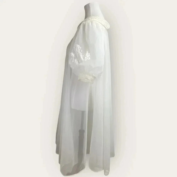 SOLD - Vintage Sheer Chiffon Peignoir robe. Boudoir Creamy White Bridal 1960’s - Picture 5 of 16